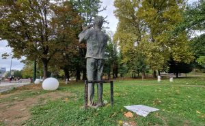 Foto: N. G. / Radiosarajevo.ba / Oskrnavljen spomenik "Nermine, dođi"