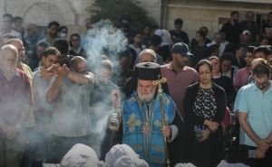 Foto: TRT Balkan / Palestinci na sahrani žrtava izraelskog napada na crkvu
