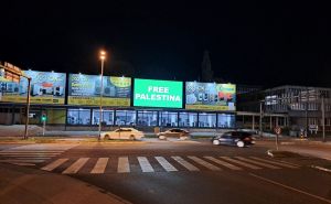 Foto: Anadolija / Na led bilbordima u BiH istaknute poruke podrške Palestini