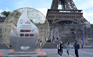 FOTO: AA / Timer postavljen ispred Eiffelovog tornja