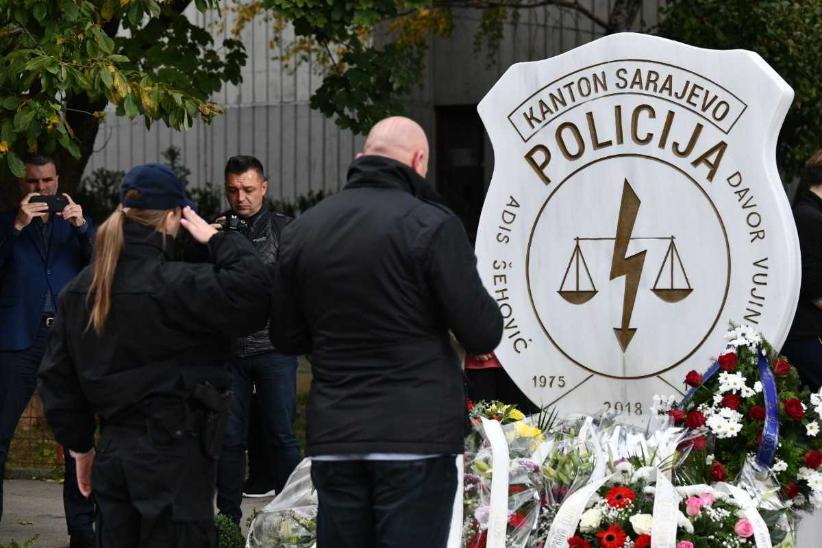 Polaganje cvijeća na spomeniku ubijenim sarajevskim policajcima