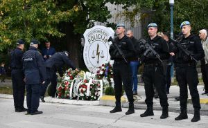Foto: A. K. / Radiosarajevo.ba / Polaganje cvijeća na spomeniku ubijenim sarajevskim policajcima