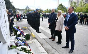 Foto: A. K. / Radiosarajevo.ba / Polaganje cvijeća na spomeniku ubijenim sarajevskim policajcima