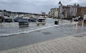 Foto: 24sata.hr / Potopljena šetnica u Rovinju
