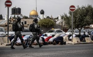 FOTO: AA / Izraelski policajci i vjernici