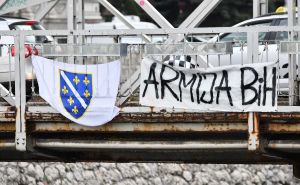 Foto: A. K. / Radiosarajevo.ba / Transparent na mostu u Sarajevu