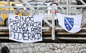 Foto: A. K. / Radiosarajevo.ba / Transparent na mostu u Sarajevu
