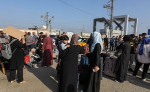 FOTO: AA / Palestinci čekaju da uđu u Egipat