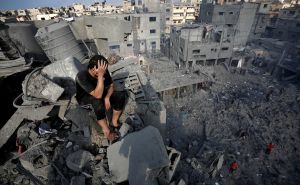 Foto: Anadolija / U izraelskom zračnom napadu na izbjeglički kamp Bureij u Pojasu Gaze ubijene desetine ljudi