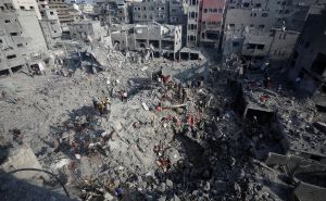 Foto: Anadolija / U izraelskom zračnom napadu na izbjeglički kamp Bureij u Pojasu Gaze ubijene desetine ljudi