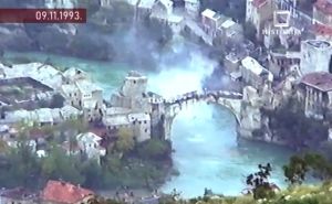 Foto: Printscreen / Rušenje Starog mosta 9. novembra 1993.
