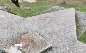 Foto: Eparhija Dalmatinska / Grafiti na groblju u Dalmaciji
