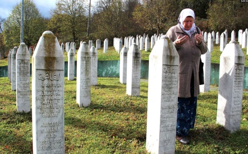 Nura Mustafić pored mezarja sinova ukopanih u Memorijalnom centru Potočari