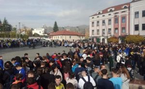 Foto: Vlada TK / Učenici 13 škola u Tuzli obilježili Dan državnosti BiH