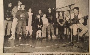 Foto: Ustupljeno za portal Radiosarajevo.ba / 28.02.1993. Prvi put da se oficijelno pominje „bosansko“, djeca Bosne (BHF „MOST“) pjevaju u čast Olofa Palmea