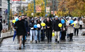 Foto: A. K. / Radiosarajevo.ba / Položeno cvijeće na Spomen-obilježju ubijenoj djeci opkoljenog Sarajeva, 25. novembar 2023