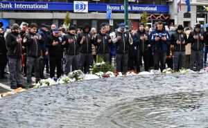 Foto: A. K. / Radiosarajevo.ba / Položeno cvijeće na Spomen-obilježju ubijenoj djeci opkoljenog Sarajeva, 25. novembar 2023