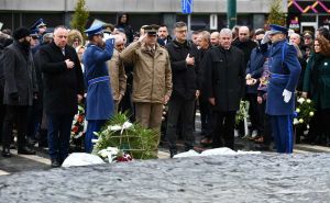 Foto: A. K. / Radiosarajevo.ba / Položeno cvijeće na Spomen-obilježju ubijenoj djeci opkoljenog Sarajeva, 25. novembar 2023