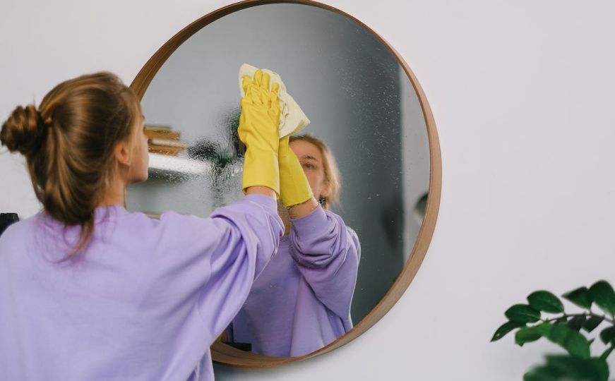 Ilustracija / Čišćenje ogledala