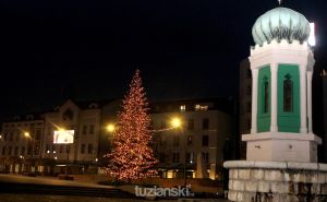Foto: Tuzlanski.ba / Novogodišnja rasvjeta i dekoracije u Tuzli