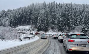 FOTO: AA / U BiH zbog snijega otežan saobraćaj