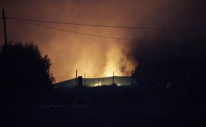 Foto: EPA - EFE / Plamen i dim izdižu se iz izbjegličkog kampa Al Niusairat nakon izraelskih zračnih napada