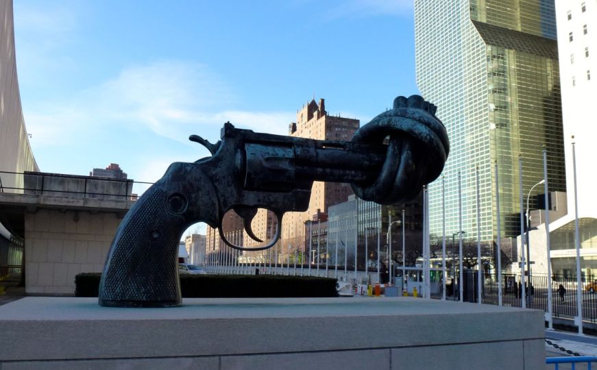 Spomenik nenasilju ispred UN-a