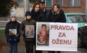 Foto: Dž. K. / Radiosarajevo.ba / Džena Gadžun, okupljanje porodice ispred Kantonalog suda u Sarajevu