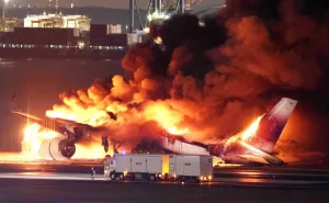 Foto: EPA-EFE / Avion kompanije Japan Airlines u plamenu
