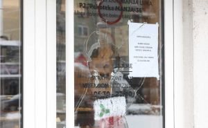 Foto: Dž. K. / Radiosarajevo.ba / Razbijeni izlog pekare 'Manja'