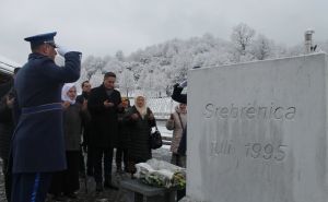 Foto: Predsjedništvo BiH / Denis Bećirović i delegacija iz Sarajeva u Srebrenici