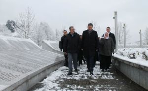 Foto: Predsjedništvo BiH / Denis Bećirović i delegacija iz Sarajeva u Srebrenici
