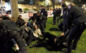 FOTO: AA / Policija tukla demonstrante