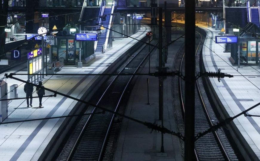 Prazni željeznički peroni u Hamburgu