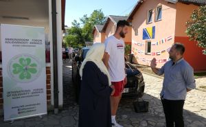 FOTO: Facebook / Jusuf Nurkić dao donaciju Prihvatnom centru Duje