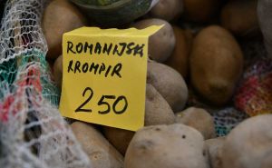 Foto: N.G./Radiosarajevo.ba / Cijene voća i povrća na pijaci Markale
