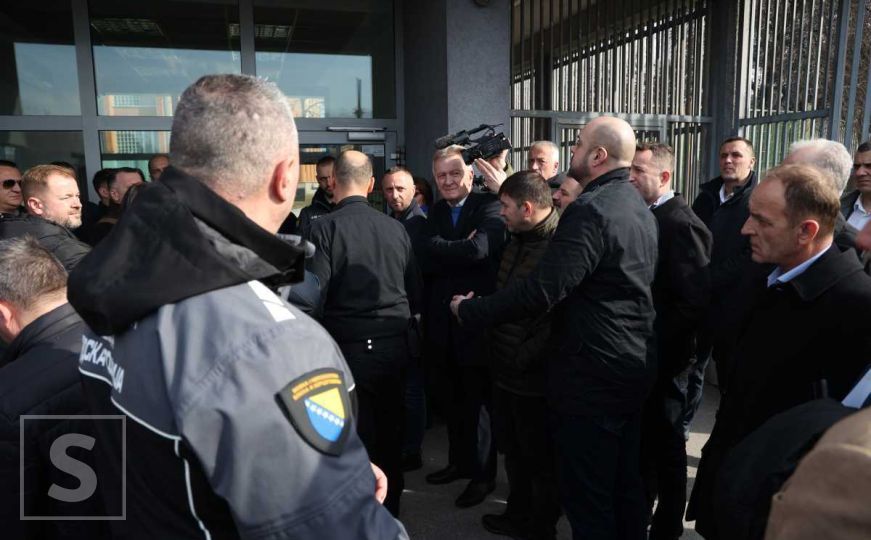 Gužva uoči suđenja Dodiku