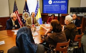 Foto: Ambasada SAD-a u BiH / Majke Srebrenice i ambasador Michael Murphy