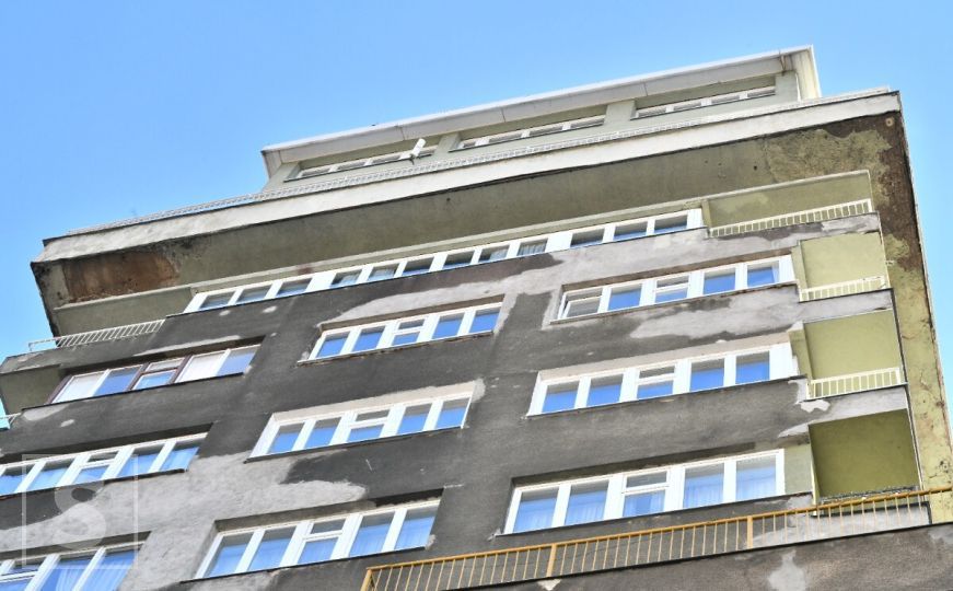 Otpala fasada u Titovoj ulici, Sarajevo