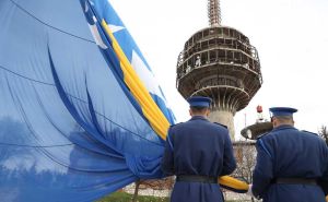 Foto: Dž. K. / Radiosarajevo.ba / Podizanje zastave na brdu Hum