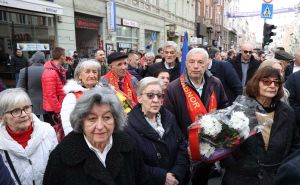 Foto: Dž. K. / Radiosarajevo.ba / Položeno cvijeće na Spomen-obilježju Vječna vatra