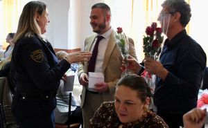 Foto: KPZ ZT / Direktor Isak svim zaposlenicama u KPZ Zenica poklonio ružu i 100 KM