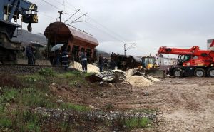Foto: Hercegovina.info / Uklanjanje prevrnutih vagona