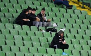Foto: N. G. / Radiosarajevo.ba / Navijači se iftarili na Koševu za vrijeme utakmice
