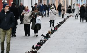 Foto: A. K. / Radiosarajevo.ba / Cipele u sarajevskoj Ferhadiji kao simbol ubijenih građana opkoljenog Sarajeva