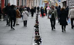 Foto: A. K. / Radiosarajevo.ba / Cipele u sarajevskoj Ferhadiji kao simbol ubijenih građana opkoljenog Sarajeva