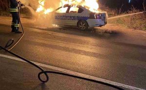 Foto: Facebook / Vatrogasci saniraju požar na policijskom automobilu