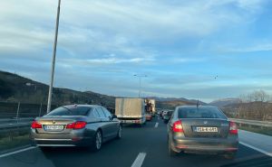 Foto: A. S. / Radiosarajevo.ba / Kilometarske kolone na autoputu prema Zenici