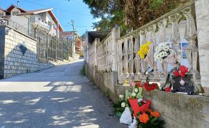 Foto: Ambasada Rusije / Cvijeće ispred Ambasade Rusije u Sarajevu