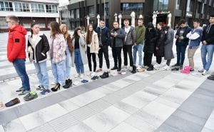 Foto: A. K. / Radiosarajevo.ba / Ministrica Hota-Muminović i sarajevski učenici donacijom cipela podržali projekt “Stazom sjećanja”